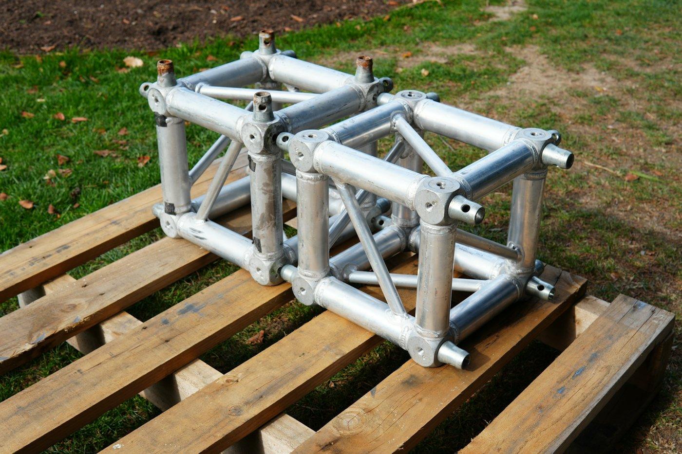 Khung truss nhôm đặt trên pallet gỗ chờ vận chuyển